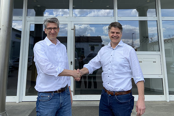 Robert Kaminski, responsable des grands comptes chez Robatech Allemagne (à gauche), et Martin Hammerschmid, directeur général de Gernep (à droite)