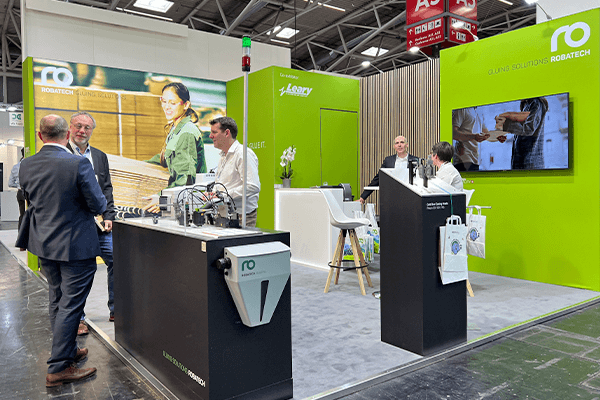 Menschen im Gespräch auf dem Robatech-Stand auf der CCE in München